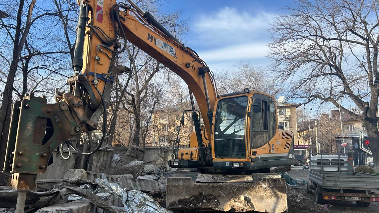 В Алматы снесли недостроенное здание в центральной части города