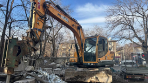 В Алматы снесли недостроенное здание в центральной части города