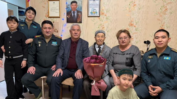 В Костанае военнослужащие поздравили ветерана войны с вековым юбилеем