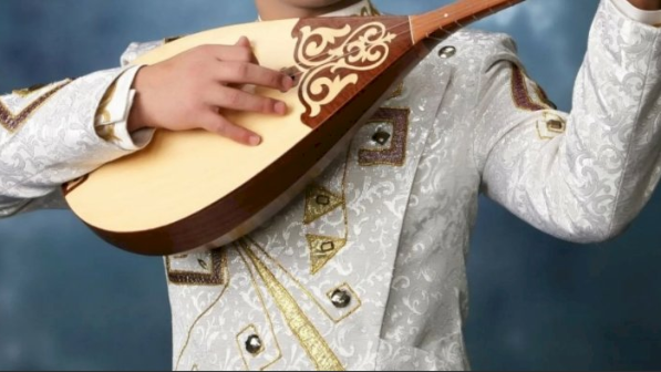 Символ единства и согласия: юные казахстанцы исполнили кюи на домбре