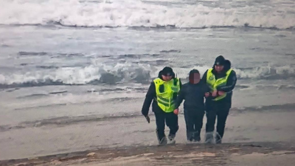 Сотрудники полиции спасли тонущего подростка в Актау