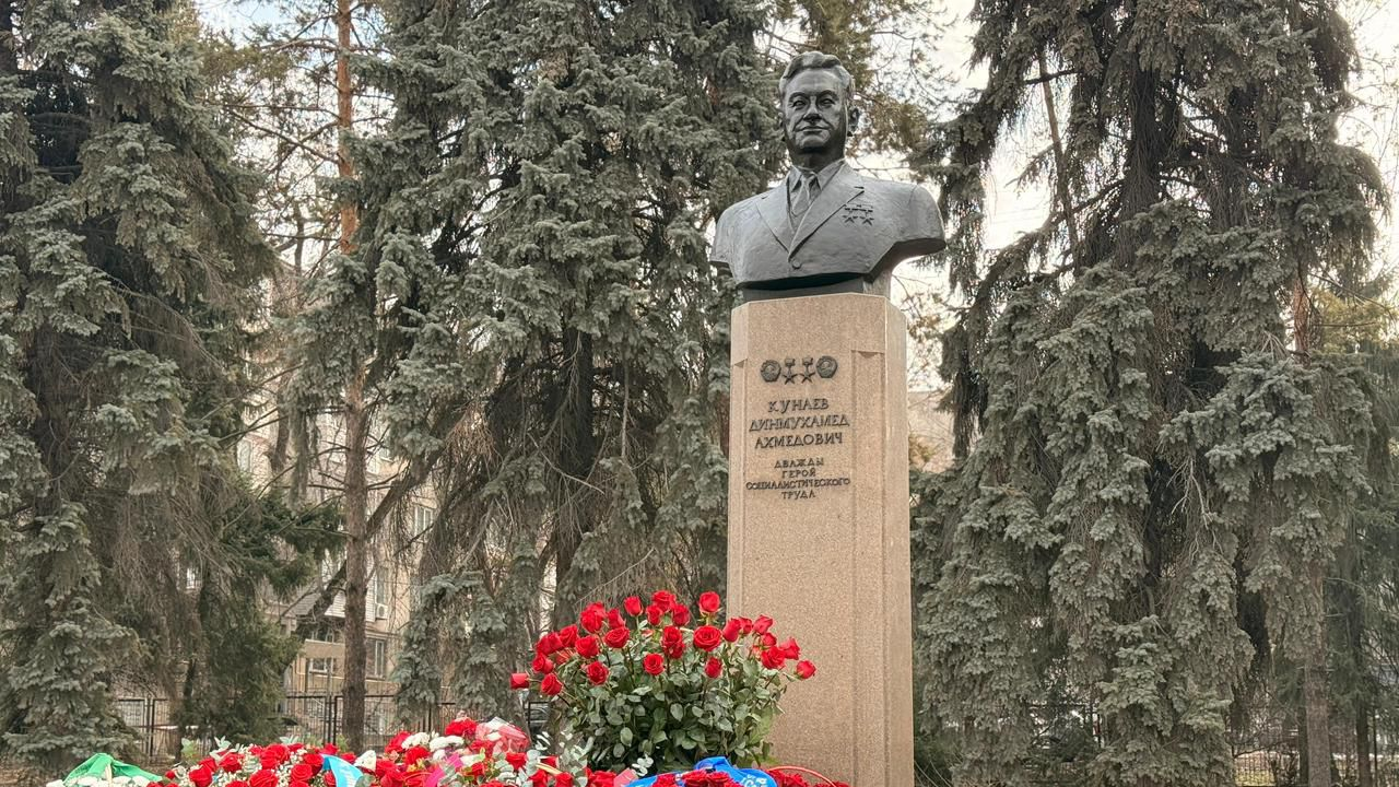 В Алматы состоялась церемония возложения цветов к памятнику Динмухамеда Кунаева в честь 114-летия со дня его рождения