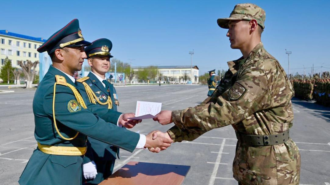  Зарплату военнослужащим повысили в Казахстане 
