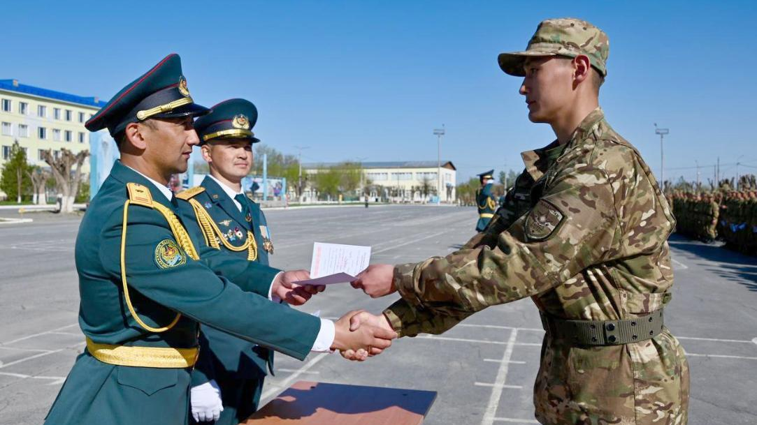 Зарплату военнослужащим повысили в Казахстане