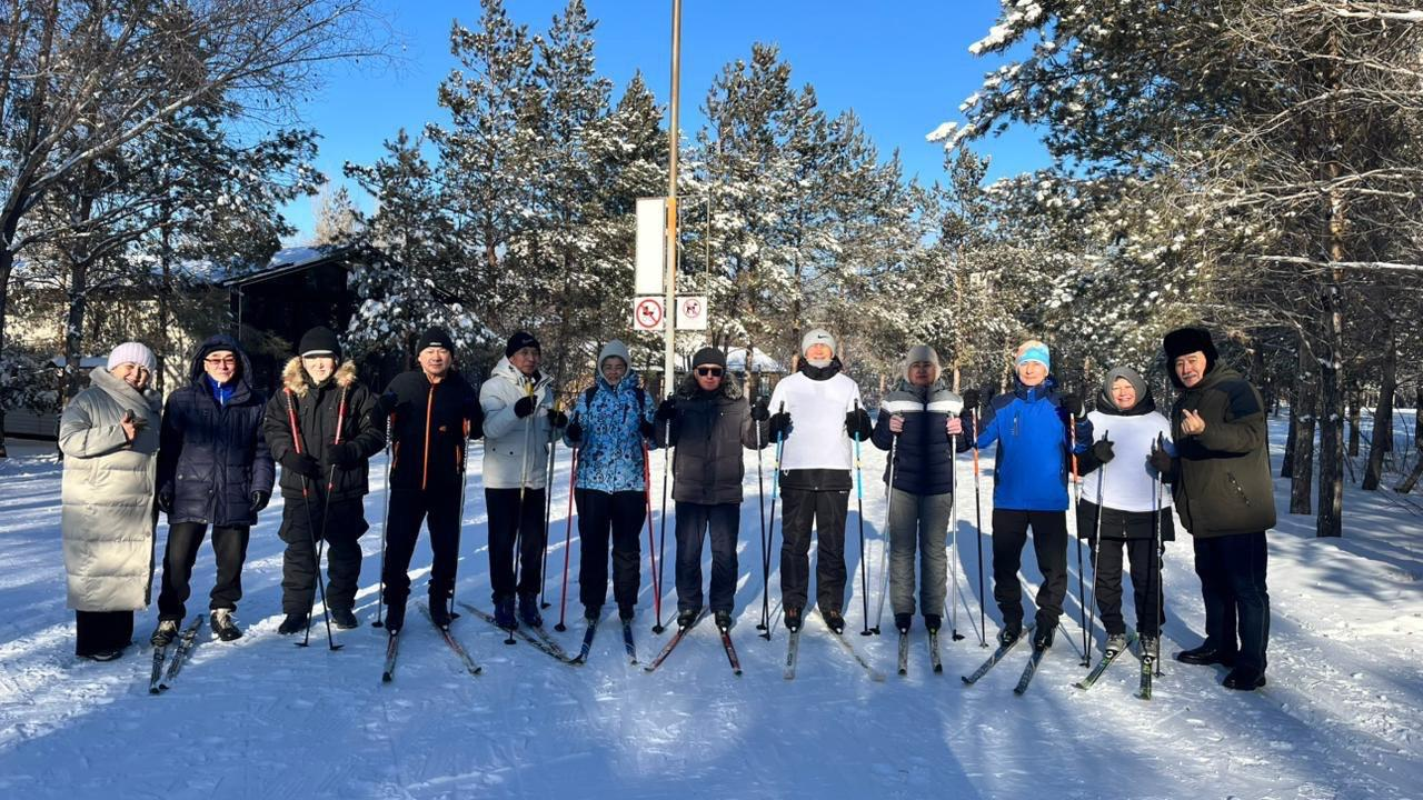 В Астане группа пенсионеров занимается лыжным спортом и зимним плаванием