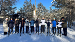 В Астане группа пенсионеров занимается лыжным спортом и зимним плаванием