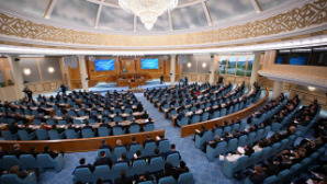 Маулен Ашимбаев объяснил логику реформ Президента: зачем стране единый и влиятельный Парламент