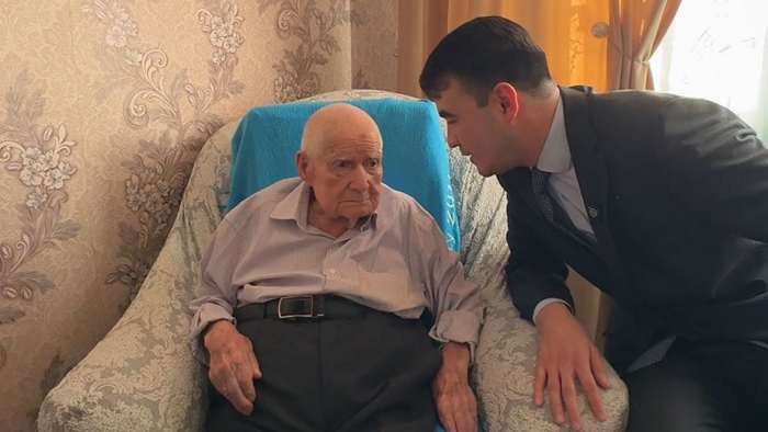 В Алматы поздравили ветерана ВОВ Анатолия Попова с 100-летием