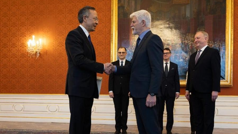 Посол Казахстана вручил верительные грамоты Президенту Чехии