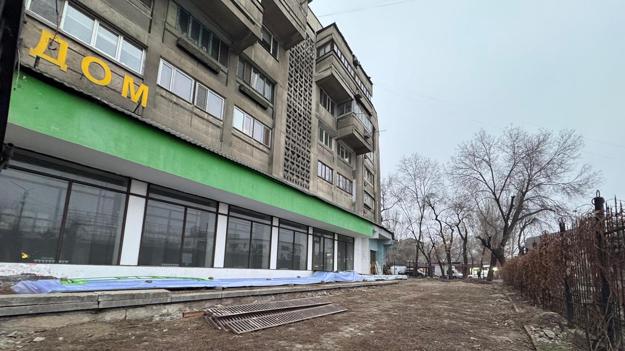 В Алматы снесли очередное незаконное сооружение