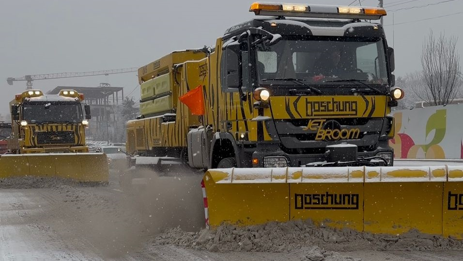 В Алматы продолжаются работы по уборке снега