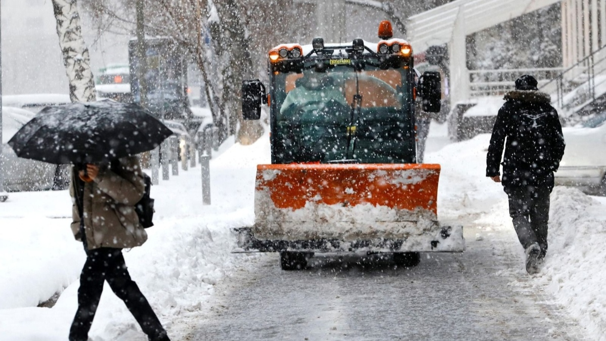 Коммунальные службы Алматы работают круглосуточно после выпадения более 15 см снега