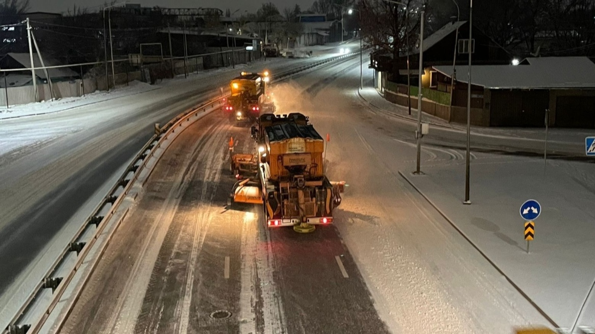 В Алматы усилена ночная уборка снега