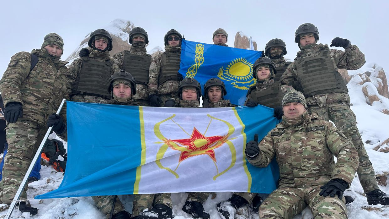 Курсанты силовых вузов Алматы покорили пик Заилийского Алатау