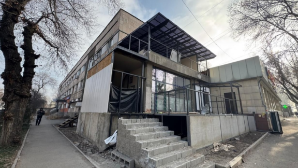 В Алматы снесли очередную незаконную пристройку к многоквартирному жилому дому