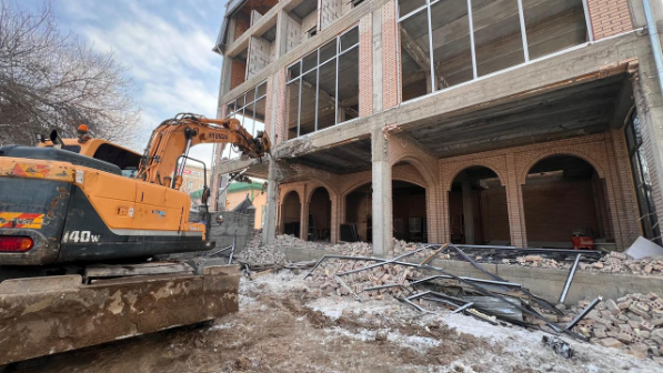 Крупный незаконный объект в Алматы сносят по решению суда