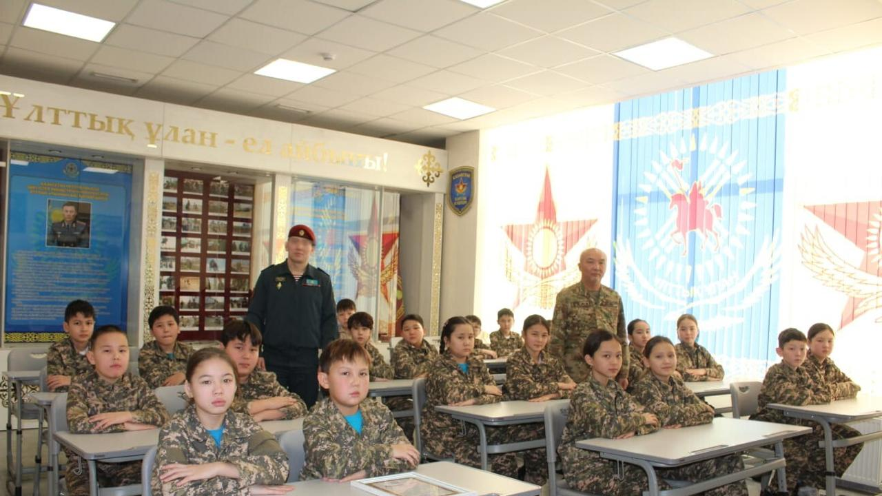 Алматинские школьники встретились с героем Национальной гвардии 