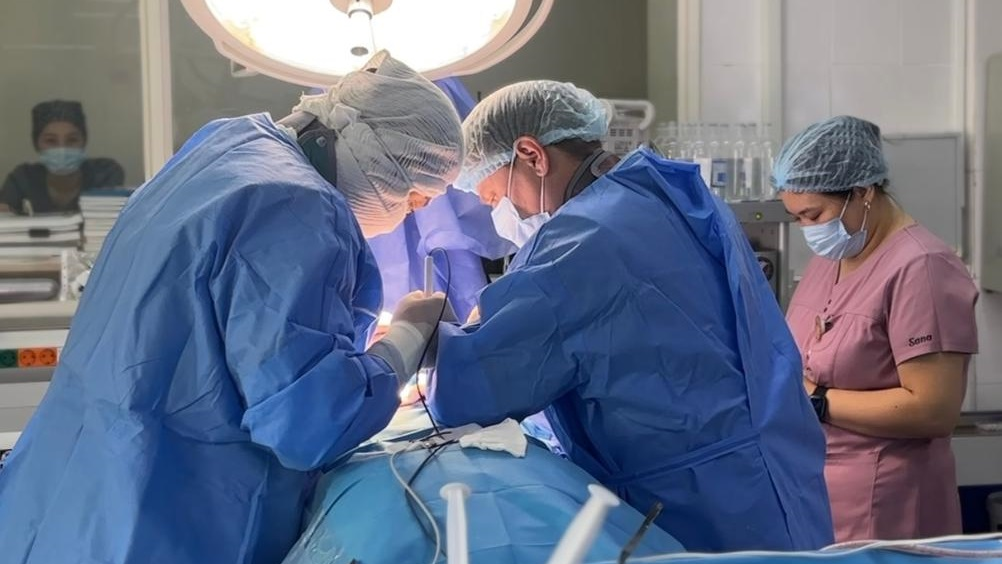 В Алматы успешно проведена сложнейшая нейрохирургическая операция пациенту с метастатическим поражением позвоночника