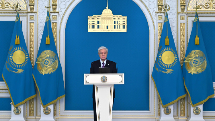 Президент вручил Государственный флаг знаменосцам олимпийской и паралимпийской команд Казахстана