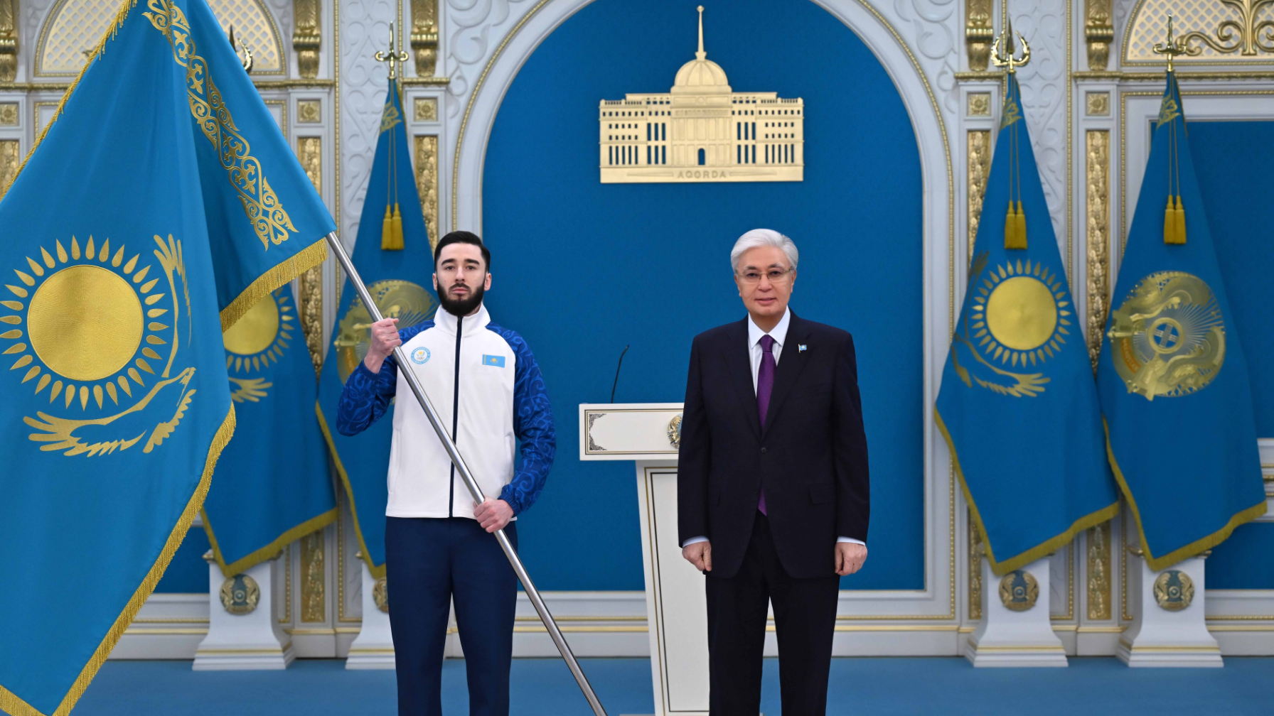 Президент вручил Государственный флаг знаменосцам олимпийской и паралимпийской команд Казахстана
