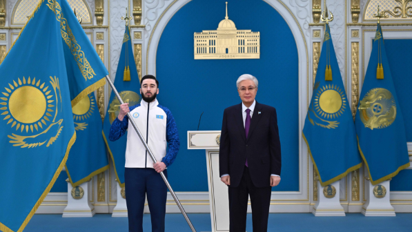 Президент вручил Государственный флаг знаменосцам олимпийской и паралимпийской команд Казахстана