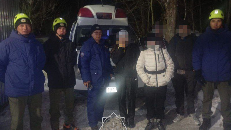 Сотрудники МЧС спасли туристов в горах Алматы
