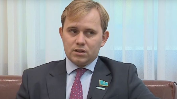 Гарантии свободы слова и права на мирные собрания сохраняются в прежнем объеме – депутат о поправках в Конституцию РК