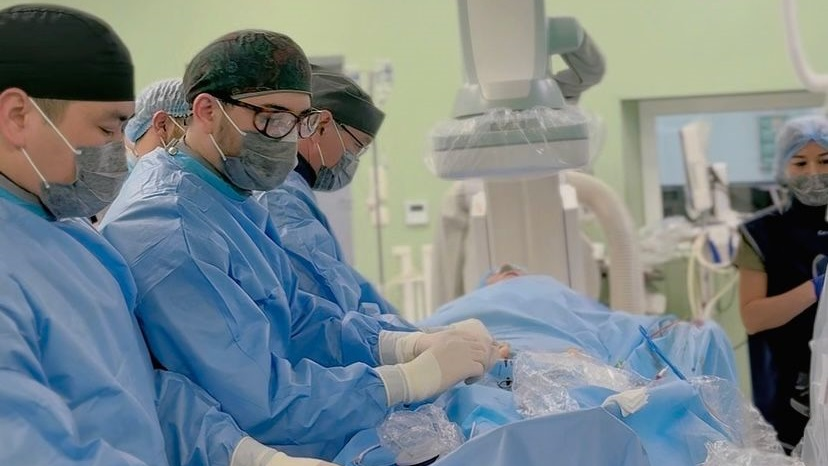 В Алматы пожилым пациентам провели операции по замене клапана сердца без наркоза