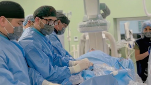 В Алматы пожилым пациентам провели операции по замене клапана сердца без наркоза