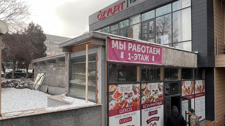 В Алматы снесли очередную незаконную пристройку