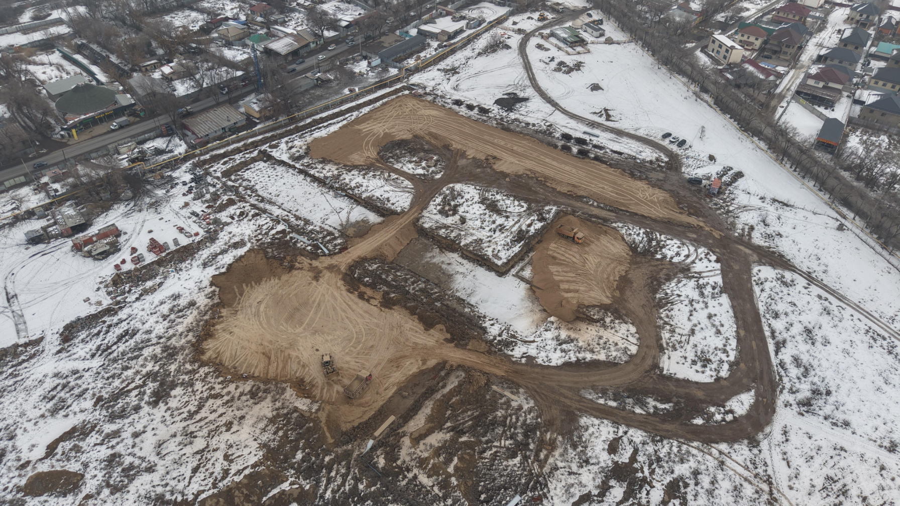 В Алматы приступили к демонтажу незаконного жилого комплекса