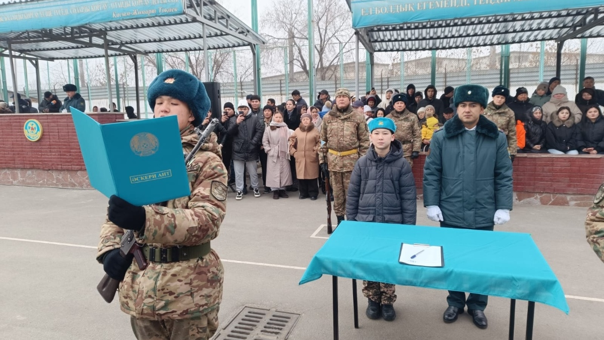 Молодые солдаты приняли военную присягу в Алматы 