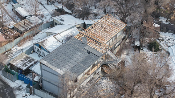 В Алматы этаж жилого дома снесли по решению суда