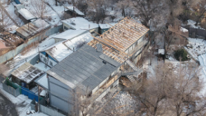 В Алматы этаж жилого дома снесли по решению суда