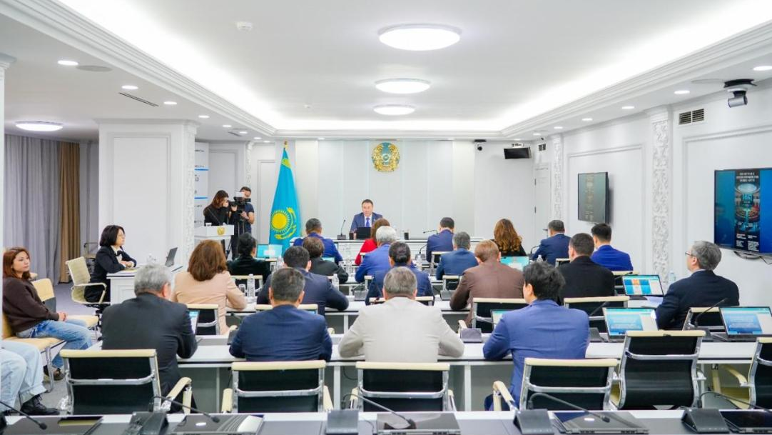 Проект обновленной Конституции Казахстана обсудили депутаты в Астане
