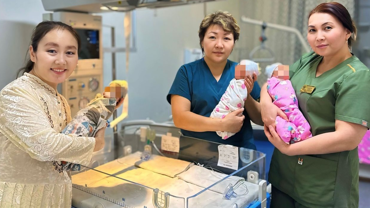 В Алматы 39-летняя женщина родила тройню и сразу стала многодетной мамой