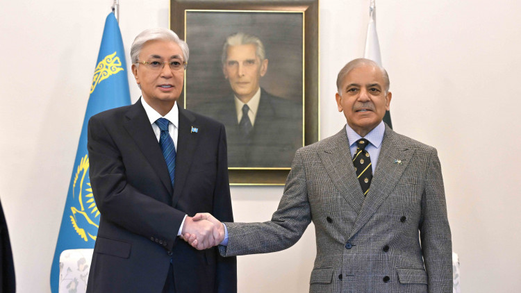 Касым-Жомарт Токаев и Шахбаз Шариф провели переговоры в узком составе