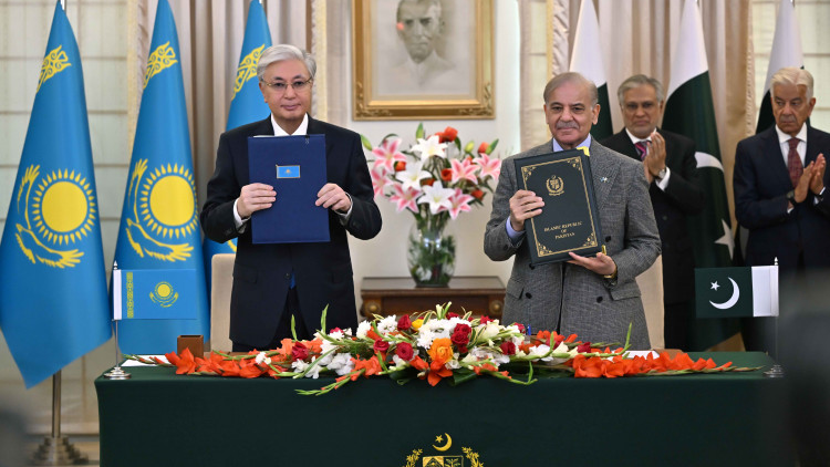 Токаев и Шариф подписали Совместную декларацию об установлении стратегического партнерства между Казахстаном и Пакистаном