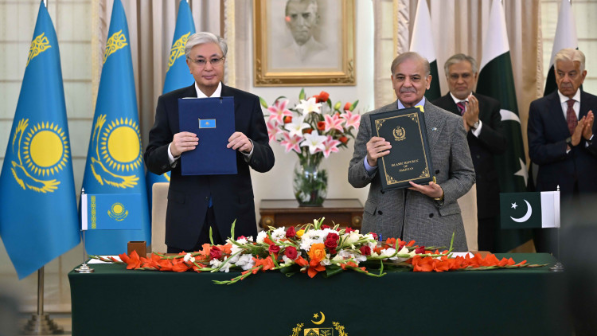 Токаев и Шариф подписали Совместную декларацию об установлении стратегического партнерства между Казахстаном и Пакистаном