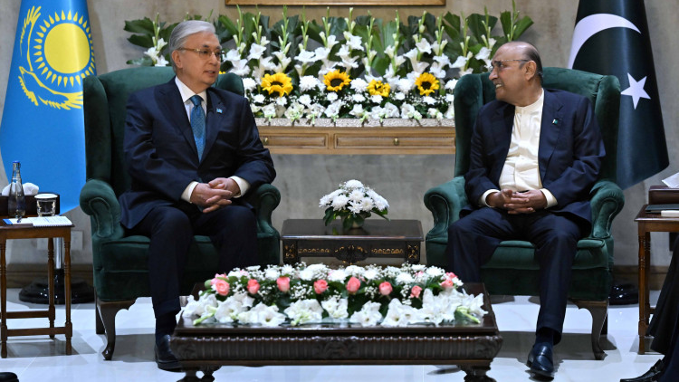 Глава государства провел переговоры с Президентом Пакистана Асифом Али Зардари