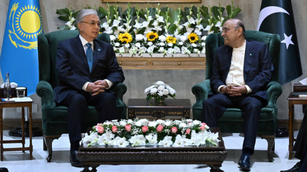 Глава государства провел переговоры с Президентом Пакистана Асифом Али Зардари