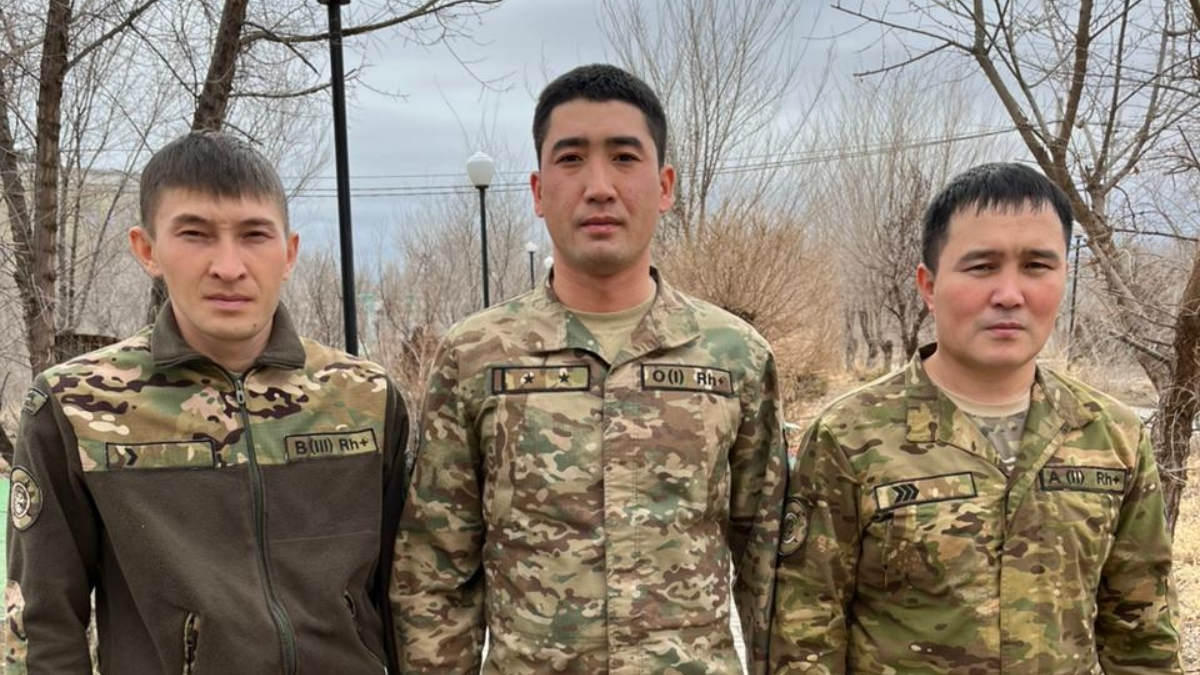 Военнослужащие Национальной гвардии эвакуировали жителей во время пожара в микрорайоне Заречный