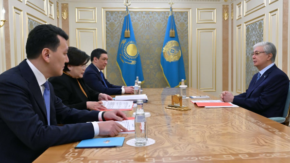 Президент провел рабочую встречу с руководством Конституционной комиссии 