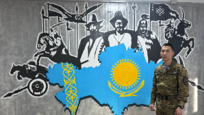 Матрос морской пехоты создает картины о героях истории Казахстана
