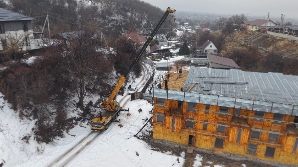 Незаконный трехэтажный объект сносят в предгорье Алматы