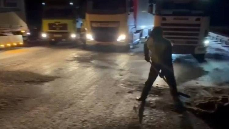 Полицейские вручную засыпали песком опасные участки трассы в Карагандинской области