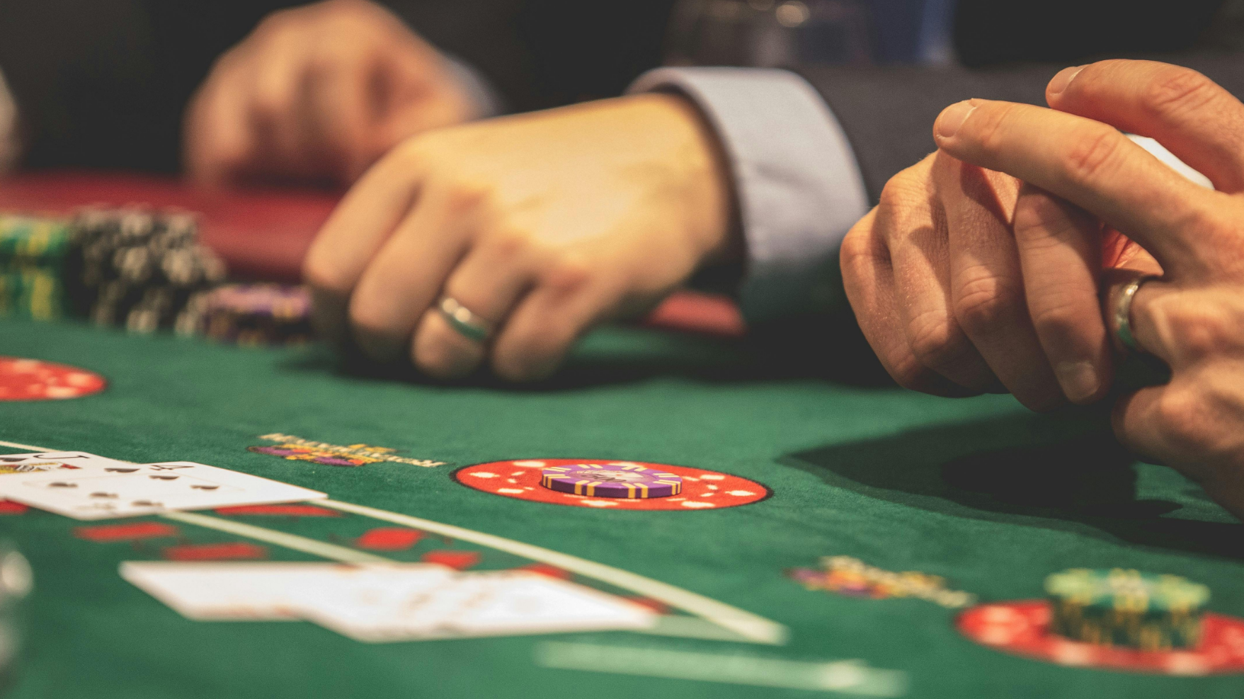 Maybach, Lamborghini и деньги конфискованы по делу интернет-казино в Алматинской области