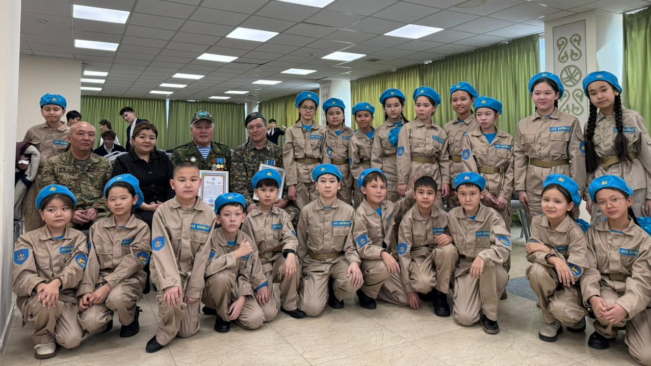 В Алматы в подшефной школе Национальной гвардии прошел урок мужества