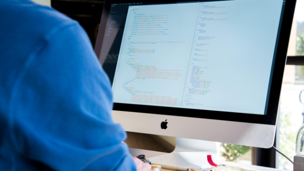 Учитель из Астаны бесплатно преподает родной язык казахским детям, проживающим в странах Европы