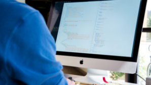 Учитель из Астаны бесплатно преподает родной язык казахским детям, проживающим в странах Европы